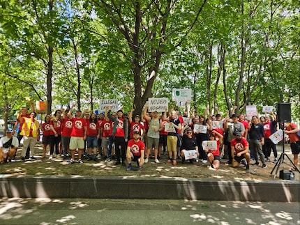 Die Gewerkschaft Communications Workers of America (CWA) bei einer Demo anlässlich Microsofts Entlassungswelle im Juli.