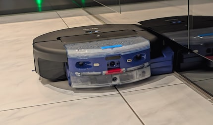 Der Dyson-Roboter putzt die Kante mit der ausfahrbaren Wischrolle.