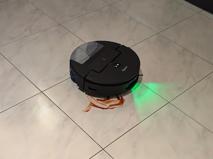 Der Roboter erkennt mit Laser Flecken oder ein Hindernis.