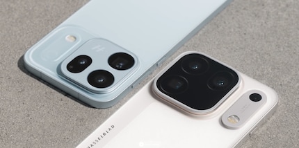 Das Find X10 Pro Max (rechts) und das Find X10 nebeneinander.