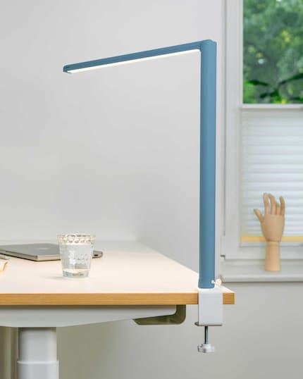 Lumino Desk: met de tafelklem blijft het bureau vrij.