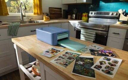 Der StickerPix Print + Cut kann drucken, laminieren und schneiden.