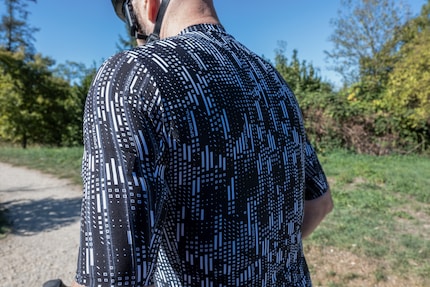 Für mich stimmt beim G-Suit von Sportful bis ins letzte Detail alles. Explizit mag ich den verwaschenen Look an den Ärmeln.