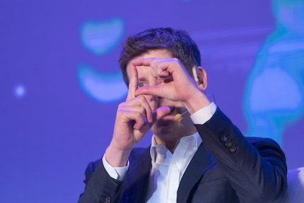 Böse Zungen behaupten, OpenAI-CEO Sam Altman demonstriert auf diesem Bild die Grösse eines Körperteils, die er als Übervater der ersten Superintelligenz kompensieren möchte.