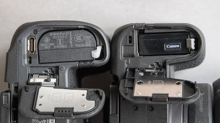 Links das Akkufach der Canon EOS R5 II, rechts der R8 Mark II.
