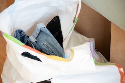 Ein Sack voller ausgemisteter Jeans: Der lag nun lange genug im Keller. Zeit, einen finalen Entscheid zu fällen.