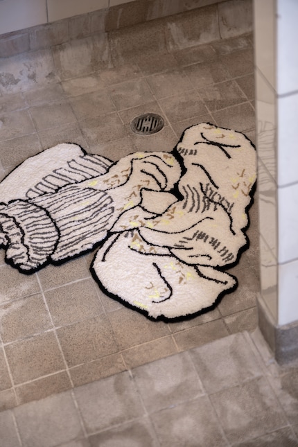 Teppiche von Thea Kuta bringen Wärme in eine alte Nasszelle.