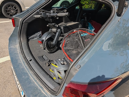 Der Scooter passt in den Kofferraum, ich muss aber 32 Kilogramm rein- und raushieven.