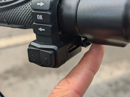 Der Kippschalter für den Blinker und der USB-C-Anschluss.