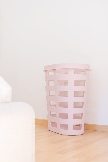 Statt in der Waschküche: der grosse Basket in Rosa im Schlafzimmer.