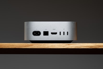 An der Rückseite finden sich Stromanschluss, Ethernet, HDMI 2.1 und dreimal USB-C (Thunderbolt 4, USB 4, 40 Gb/s). Vorne sind es zweimal USB-C (USB 3, 10 Gb/s) und eine Kopfhörerbuchse.