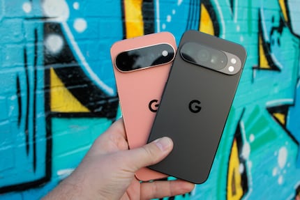 Das Pixel 11 Pro XL (links) hat eine neue Farbe zu bieten.