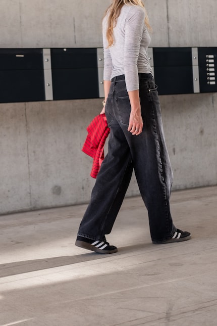 Die Hose ist weit geschnitten, aber schleift nicht auf dem Boden.
