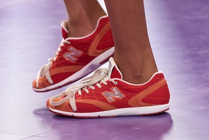 Miu Miu x New Balance RC150 in Orange-Rot.