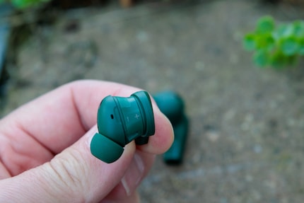 Ohne Gummiring sagen mir die Fairbuds, wie herum die Batterie hinein gehört.