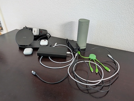 Mein bisheriges Ladesetup erfüllt seinen Zweck, sieht aber ziemlich chaotisch aus.
