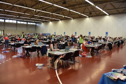 Schon als Kind versucht Egli, seine eigenen Puzzlezeiten zu schlagen. Jahre später wird er in dieser Halle in Winterthur bei seinem ersten Wettkampf Schweizer Meister.