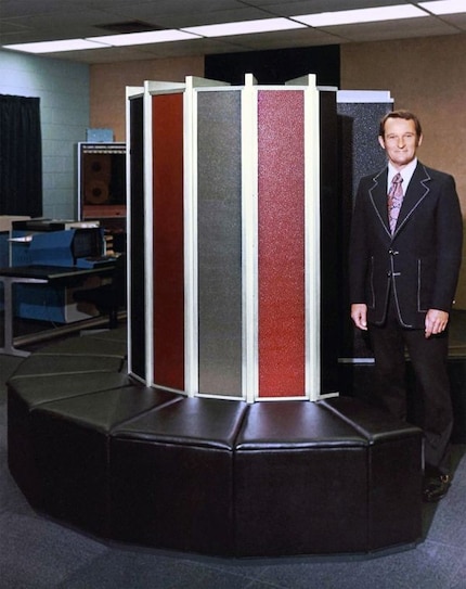 Seymour Cray neben dem Cray-1. Die Aufnahme stammt aus der Anfangszeit seines Unternehmens.