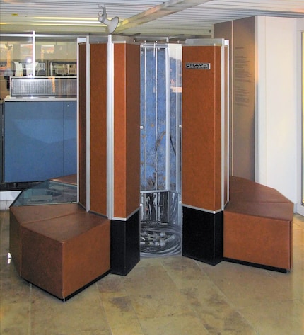 Das Deutsche Museum in München zeigt den Cray-1 mit teilweise geöffneter Verkleidung.