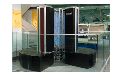 Das Science Museum in London zeigt einen Cray-1 mit geöffnetem Innenbereich. Dort sind Teile der aufwendigen Verkabelung sichtbar.