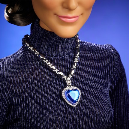 The blue pendant is modeled after the «Heart of the Ocean» from «Titanic».