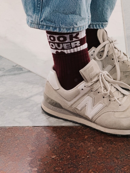 Das Weinrot der Socken passt perfekt zum Farbschema der Messe.