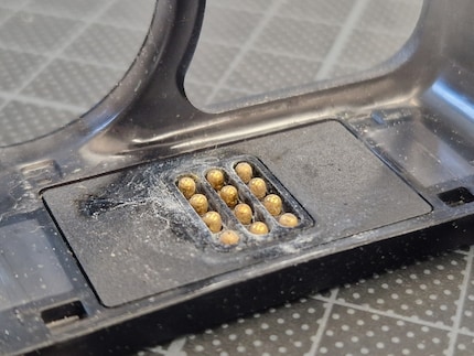So sehen die korrodierten Pins im Inneren des Gerätes aus.