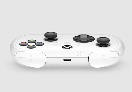 The USB-C port is located on the top of the Xbox Nano Controller. However, a cable is not included in the scope of delivery.