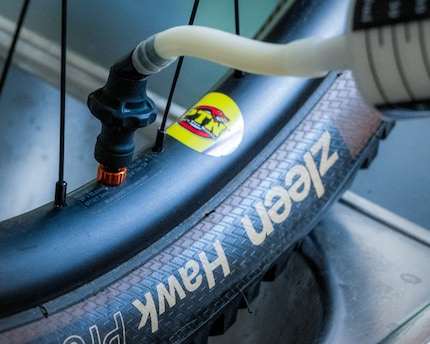 Über das Ventil mit dem Sealant Injector.