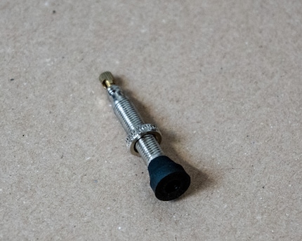 Das Universal-Ventil von Stan's mit dem speziellen Gummi-Stopper.