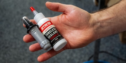 Das ist alles, was du im Falle einer Tubeless-Panne brauchst: Reparatur-Tool und Dichtmittel.