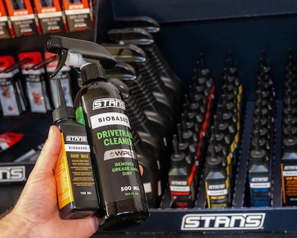 Das neue Kaltkettenwachs Drip Wax und der Kettenreiniger von Stan's.
