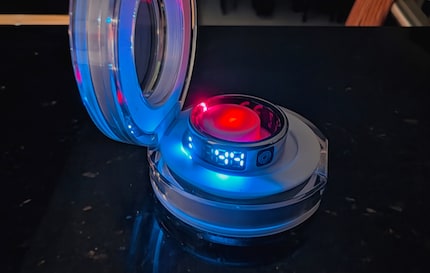 Die Ladestation zeigt mit LEDs an, ob der Ring bereits geladen ist.