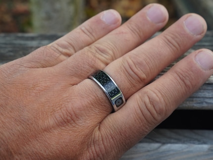 Den Touchknopf rechts am Ring aktiviere ich immer wieder unabsichtlich mit dem Mittelfinger.