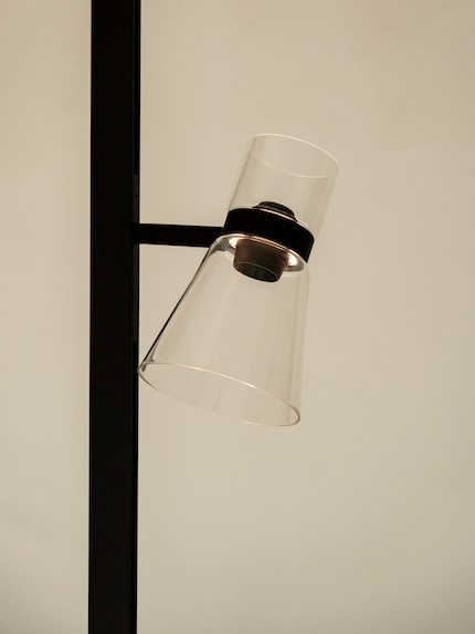 The conical glass diffuser sits on the black aluminum profile, with a fine light ring in between.