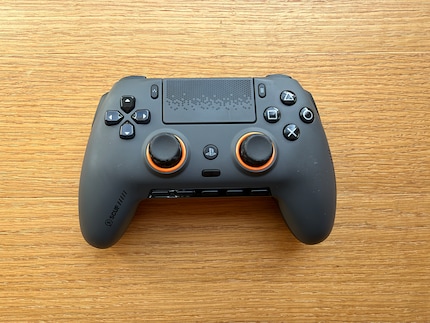 Die Griffe sind kürzer und erinnern mich an den alten Xbox-Controller.