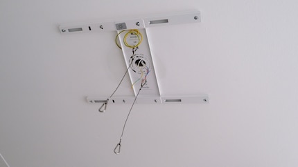 Sicherungsseile sollen verhindern, dass die Lampe im ungünstigsten Fall auf den Boden knallt.