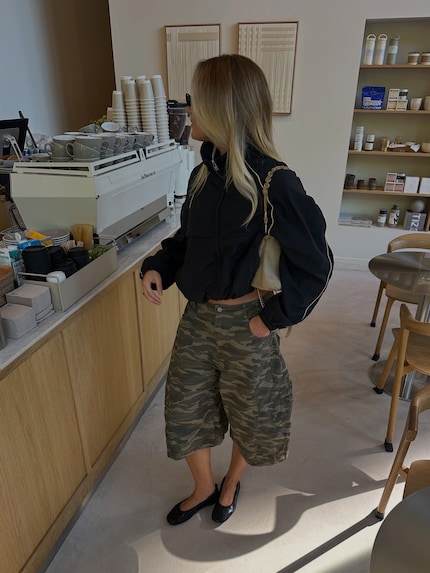 Windbreaker und Ballerinas machen den Print sportlich und lässig.