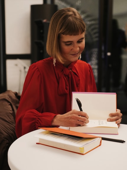 Eine persönliche Note: Wie viele Bücher Caroline Wahl echt schon signiert hat?