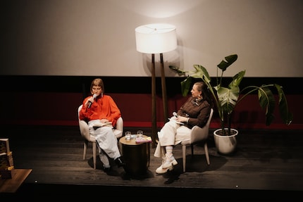 Mikrofon an: Caroline Wahl liest aus «1999 Meter über dem Meer.»