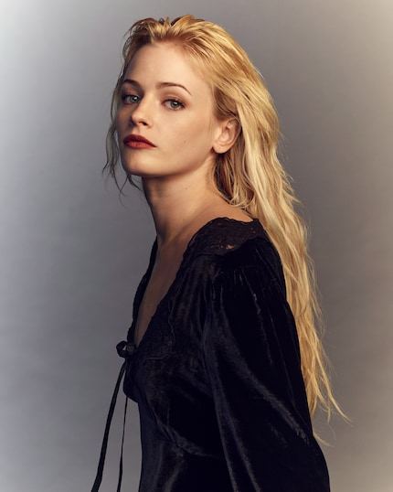 Esther McGregor spielt Violet Sorrengail ...