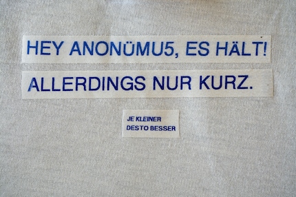 Die erste Zeile ist nachgebügelt und schon leicht ausgewaschen. Die zweite hängt stark vom Untergrund ab. Die dritte werde ich beherzigen.