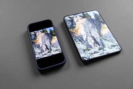 Fällt Licht auf ein mattes Display, sinkt der Kontrast drastisch. Das kann auch Apple nicht ändern. Live wirkt der Unterschied allerdings nicht so dramatisch wie auf Fotos und Videos.