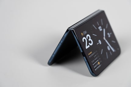 Stelle ich das Duo wie ein Zelt auf, wird es zur einer Uhr.