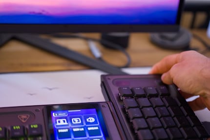 Den Nummernblock schiebe ich von oben an die Tastatur.