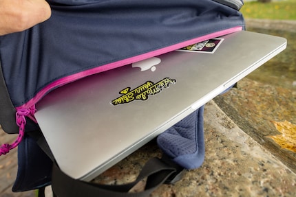 De laptop is veilig opgeborgen, maar niet gemakkelijk eruit te halen.