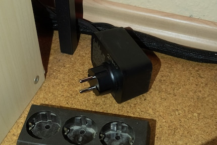 Das Netzteil am Schuko-Stecker ist nicht gerade zierlich. In der Schweiz liegt ein Adapter bei.