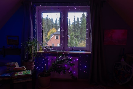 Tagsüber fällt der Lichtervorhang nicht sehr auf. Unter dem Fenster deutet sich aber schon an, wie hübsch er bei Dunkelheit ist.