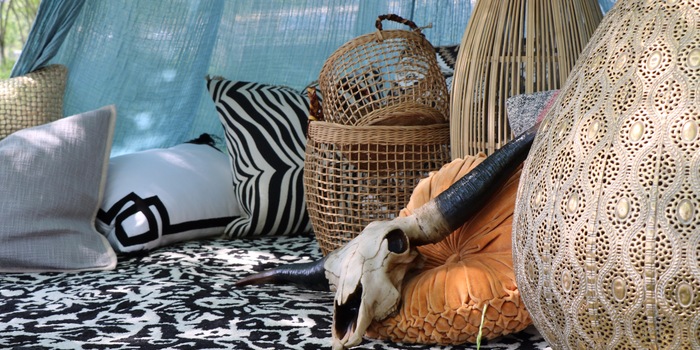 Mehr ist mehr: Bunte, kuschelige Kissen machen dein Zelt zur Wohlfühloase.