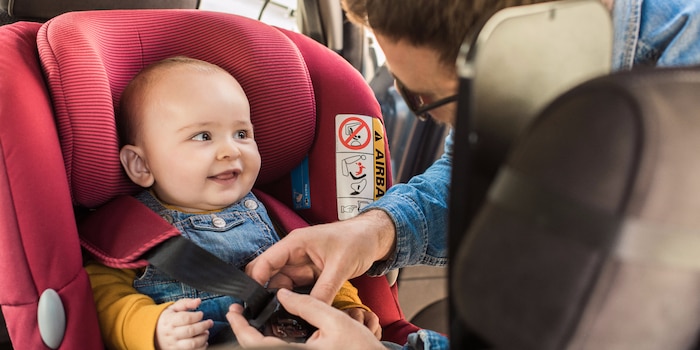 Les sièges-coque appartiennent au groupe 0+ et sont utilisés jusqu'à ce que le haut de la tête sorte de la coque ou quand l'enfant pèse 13kg. Dès 9 mois ou 9kg, choisissez un siège du groupe I.